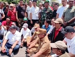 Wali Kota Bekasi Duduk Bersama Massa Aksi, Serap Aspirasi di Tengah Jalan
