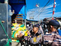 Sukseskan Gerakan Pangan Murah (GPM), Lanal Simeulue Salurkan Beras SPHP Kepada Masyarakat di Pulau Terluar