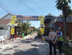 Bersama Warga Satlantas Polres Malang Menyiapkan Kampung Tertib Lalulintas Di Desa Sengguruh