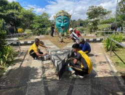 Satlantas Polres Malang dan Warga Gelar Kerja Bakti Bersih-Bersih Taman Lalu Lintas di Desa Sengguruh Kepanjen