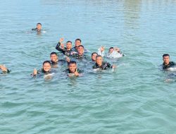 Danlanal Bintan Pimpin Renang Laut Guna Asah Kemampuan Prajurit