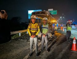 Elf Terbakar di Tol Pandaan-Malang, 12 Penumpang Selamat Dievakuasi