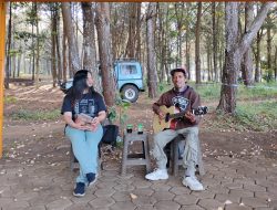 Ngamen di Pinus Jalibar, Penyandang Disabilitas Eko Pramono Diapresiasi Wisatawan Request Lagu