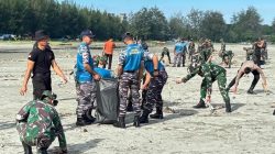 Prajurit Lanal Bengkulu Ikuti Karya Bakti Pembersihan Pantai Zakat, Semarakkan HUT Ke-80 TNI Tahun 2025