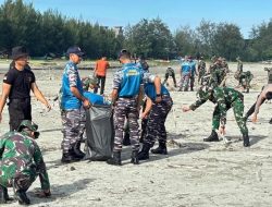Prajurit Lanal Bengkulu Ikuti Karya Bakti Pembersihan Pantai Zakat, Semarakkan HUT Ke-80 TNI Tahun 2025