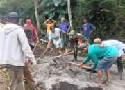 Babinsa dan Warga Karangsari Cor Jalan Penghubung ke Desa Pringondani