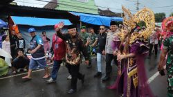 Karnaval Pesona Gondanglegi XII Meriah, Bupati Sanusi Lepas 38 Peserta di Tengah Guyuran Hujan