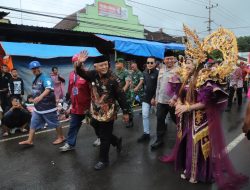 Karnaval Pesona Gondanglegi XII Meriah, Bupati Sanusi Lepas 38 Peserta di Tengah Guyuran Hujan