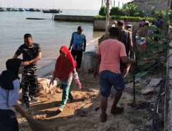 POS TNI Angkatan Laut Midai Bersama Forkopimcam dan Warga Masyarakat Midai Laksanakan Aksi Bersih Pantai