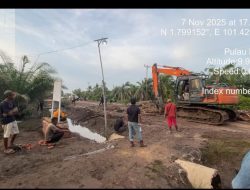 PEDULI KONDISI JALAN RUSAK, PT SUMATERA RIANG LESTARI DAN PT. PRIATAMA SAWIT RUPAT, PERBAIKI JALAN YANG RUSAK