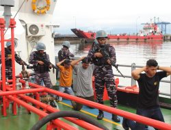 Tingkatkan Kemampuan Tempur, Prajurit Satlinlamil 3 Laksanakan Latihan VBSS di Perairan Makassar