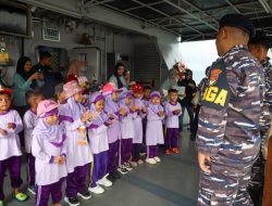 Giliran TK RA Mutiara Waiheru dan PAUD Cahaya Pelangi Melihat Langsung Kapal Perang Kodaeral IX Ambon
