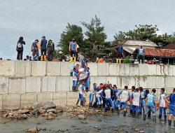Pangkalan TNI AL Bandung Bersama DKP Provinsi Jawa Barat Lakukan Gerakan Bersih Pantai di Pantai Jayanti Cianjur
