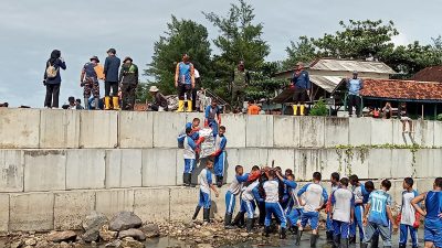 Pangkalan TNI AL Bandung Bersama DKP Provinsi Jawa Barat Lakukan Gerakan Bersih Pantai di Pantai Jayanti Cianjur