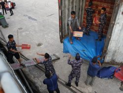 TNI AL Menjembatani Pengantaran Bantuan Pangan Bencana Alam