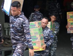 KRI Semarang-594 Tiba di Pelabuhan Gunung Sitoli Bawa Bantuan Bencana Alam di Kepulauan Nias