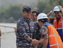 Komandan Lanal Nias Melepas Keberangkatan KRI Semarang-594 Menuju Padang Sumatera Barat