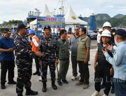 Danlanal Sibolga Bersama Forkopimda Sibolga Sambut Kedatangan KRI dr. Radjiman Wedyodiningrat-992 Pembawa Batuan Untuk Korban Bencana di Sumatera Utara