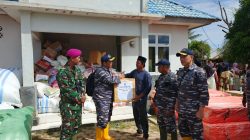 Prajurit Kodaeral I Bersama Lanal Lhokseumawe Laksanakan Debarkasi Bantauan Dari KRI SHS-990