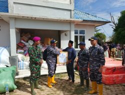 Prajurit Kodaeral I Bersama Lanal Lhokseumawe Laksanakan Debarkasi Bantauan Dari KRI SHS-990