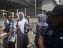 Tri Waluyo Anggota DPRD DKI Jakarta Beli Karya Seni Murid SMA Wijaya Kusuma