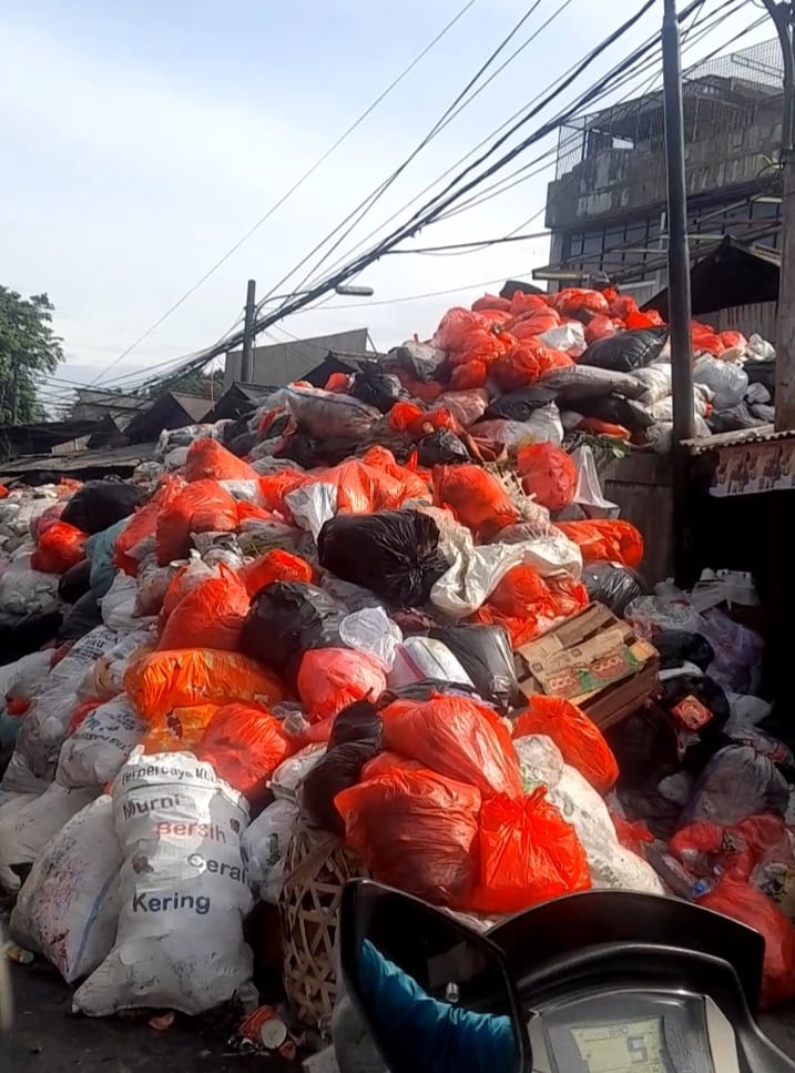Kota Tangerang Selatan Masih Darurat Sampah, Baunya Makin Membusuk