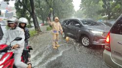 Polsek Kelapa Gading Lakukan Monitoring Genangan Air dan Pompa Air Akibat Hujan Lebat