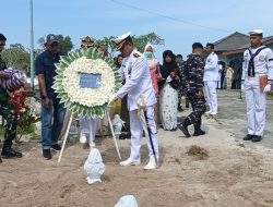 Komandan Lanal Dabo Singkep Pimpin Upacara Militer Pemakaman Almarhum Serda Bah Ardi Mustakim