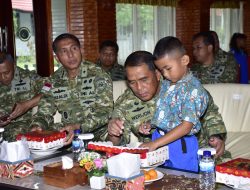 Momen Haru, Dankodaeral X Makan Satu Piring Berdua Denga Siswa TK Hangtuah Jayapura
