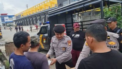 Polsek Kawasan Muara Baru Gelar Jumat Berkah, Bagikan Nasi Siap Saji kepada Pekerja Pelabuhan