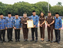 Dr. Sulvia Triana Hapsari Antar Kejari Kota Bekasi Banjir Penghargaan