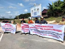 Demo Memanas, Warga Badak Ancam Tutup Jalan Akses ke Kantor Walikota Pekanbaru
