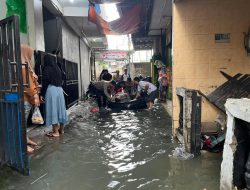 Siaga Kemanusiaan, Gegana Brimob Metro Jaya Evakuasi Warga Terdampak Banjir di Jakbar