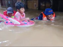 Banjir Rendam Kebon Pala, Siaga Sar Ditpolaorud Polda Metro Jaya Evakuasi Warga