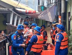 54 Rumah Terdampak Banjir di Kebon Pala, Tim SAR Ditpolairud Polda Metro Jaya Evakuasi Warga