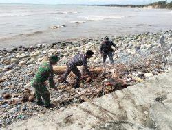 Pos TNI Angkatan Laut Manna Berkolaborasi Dengan Kodim 0408/BS Bersihkan Pantai Pasar Bawah