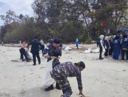 Aksi Bersih Pantai Prajurit Posal Berakit