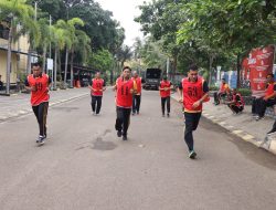 Polres Kepulauan Seribu Gelar Kesamaptaan Jasmani di Marina Ancol