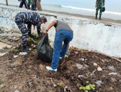 Dukung Indonesia Asri, Pos TNI AL Mukomuko Bersinergi Laksanakan Kebersihan Pantai Abrasi