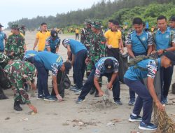 Lanal Bengkulu Berpartisipasi Dalam Karya Bakti Pembersihan Pantai Panjang Kota Bengkulu