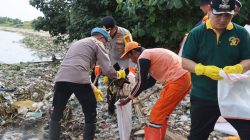 Kapolres Priok Bersama Forkopimko, Korve Bersih – Bersih Pesisir Laut Marunda