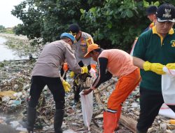 Kapolres Priok Bersama Forkopimko, Korve Bersih – Bersih Pesisir Laut Marunda
