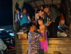 Personel Lanal Sibolga Evakuasi Ibu dan Balita Korban Banjir di Tukka Kabupaten Tapanuli Tengah