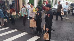 Senkom Mitra Polri Bersama Polres Batu dan Wartawan Tebar 200 Takjil di Jeding Junrejo