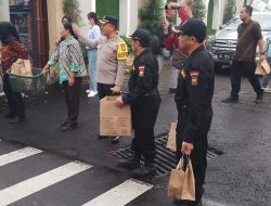 Senkom Mitra Polri Bersama Polres Batu dan Wartawan Tebar 200 Takjil di Jeding Junrejo