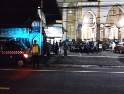 Polsek Pakisaji Hadirkan Rasa Aman Saat Sholat Tarawih di Masjid Besar Al-Ihsan