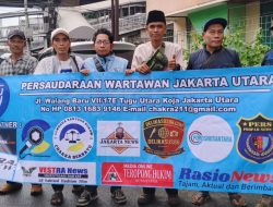 PWJU Berbagi Takjil di Samping Pertigaan Ramayana Permai, Wujud Kepedulian di Bulan Suci Ramadhan