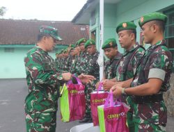 Dandim 0833 Apresiasi Kinerja Prajurit Berikan Bingkisan Lebaran untuk Keluarga
