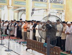 Prajurit Lanal Simeulue Ikuti Sholat Idul Fitri 1 Syawal 1447 H/2026 M Bersama Masyarakat di Masjid Agung Tengku Khalilullah Kabupaten Simeulue