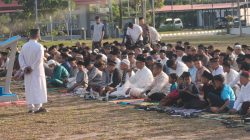Rayakan Kemenangan Dengan Khidmat, Danlanal Bintan dan Prajurit Sholat Idul Fitri Bersama Masyarakat